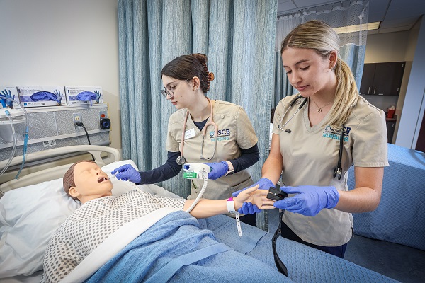 nursing students with maniquin