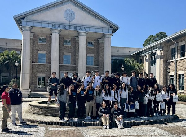 Bluffton students in front of fountian Bluffton students in front of fountian